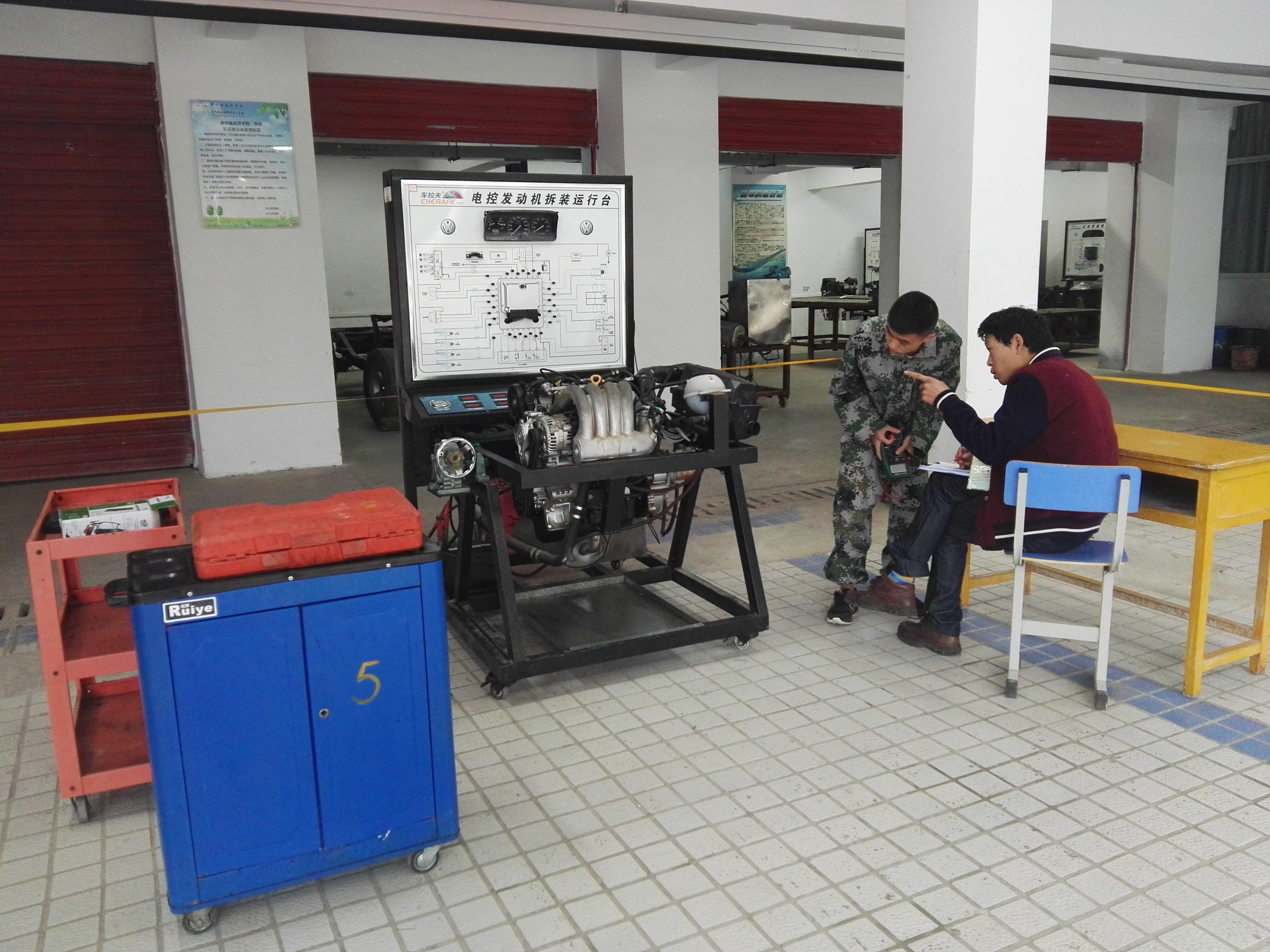 太阳成集团tyc33455cc(贵阳校区)机电工程系汽车电子控制维修实训室简介